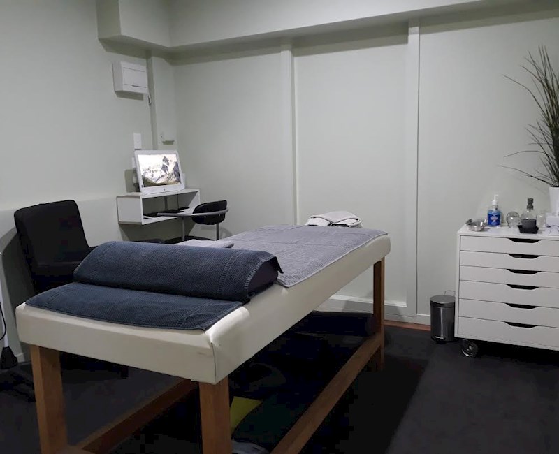 Looking for a female acupuncturist
